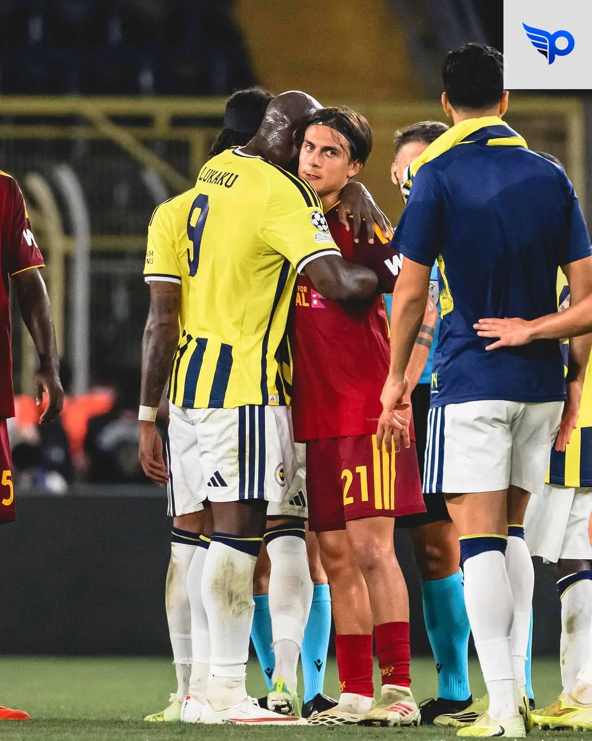 Momen respect Pemain As Roma dan Fenerbahce setelah imbang dalam pertandingan liga Champions tadi malam 11/9/26. (Sumber: Instagram officialasroma)