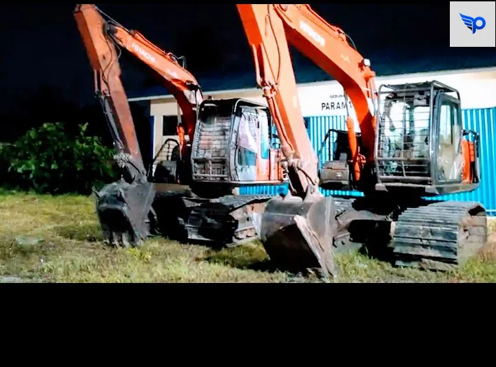 Dua unit eksavator Hitachi PC 138 alat bukti tersangka pengharapan lahan Cagar Alam Biosfer Kabupaten Bengkalis