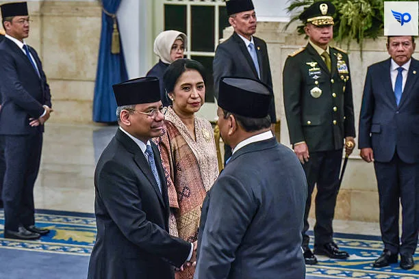Presiden Prabowo Subianto melantik Suahazil Nazara sebagai menteri Keuangan yang baru, Senin 14/9/26. (Sumber: Fatih Mubarok/Getty images)