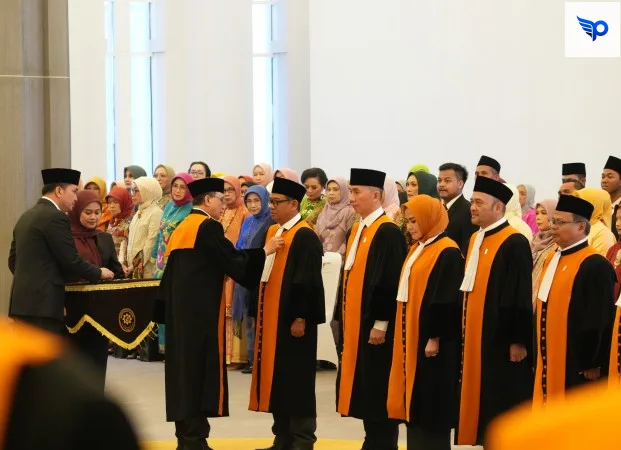 Di bawah panduan Ketua MA, para Hakim Agung mengikrarkan komitmennya untuk berpegang teguh pada UUD 1945. (Sumber: bawas.mahkamahagung.go.id)