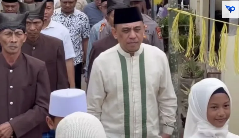 Tampak Bupati Bolmong Yusra Alhabsyi Berjalan Bersama Jamaah Hadiri Peresmian Masjid Al-Ikhlas Desa Tungoi 1. (Foto : Landi Mokodongan)