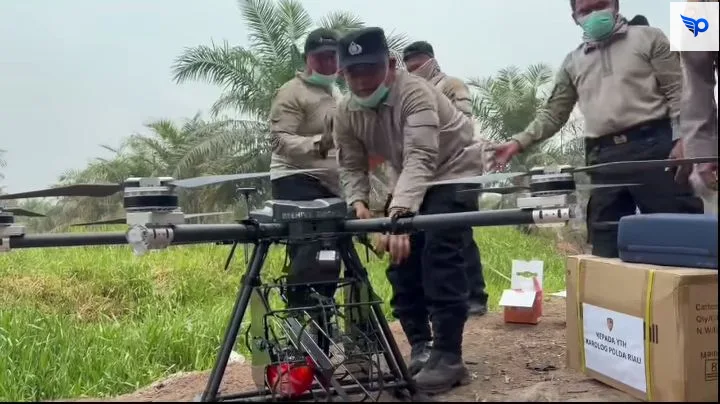 Polda Riau Gunakan Tekhnologi Drone untuk deteksi Titik api dan pemadaman karhutla.