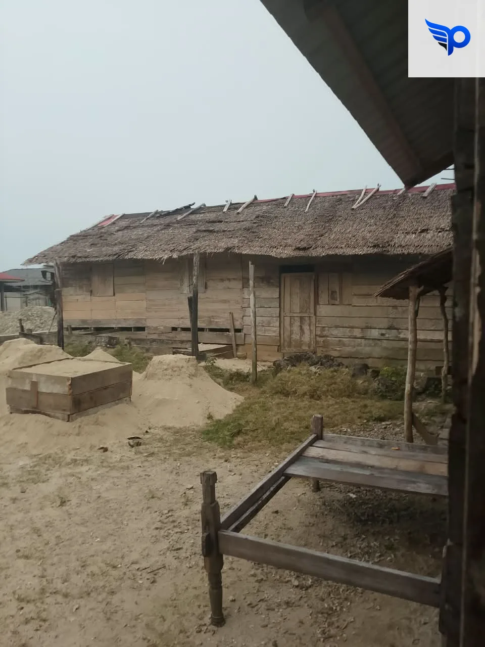 Foto rumah tak layak huni desa Bawo Orudua,belum ada tindak lanjut dari Pemerintah Daerah Nias Selatan.(sumber: Yohanes Gowasa)