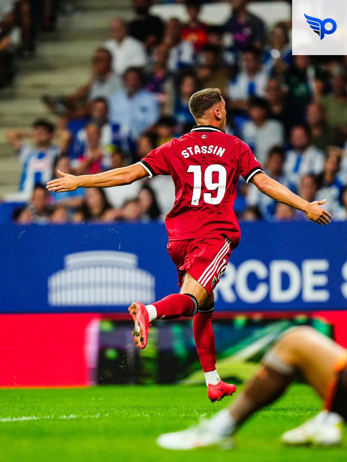 Pemain Sevilla Lucas Stassin melakukan selebrasi setelah mencetak gol pembuka ke gawang Espanyol, senin 7/9/26 dini hari WIB, (Sumber: Instagram Sevilla FC)